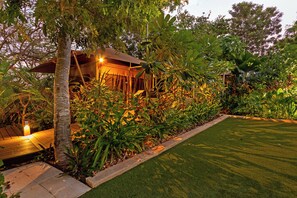 Premium bedding, pillow-top beds, in-room safe, individually decorated - The Billi Resort (Cable Beach)