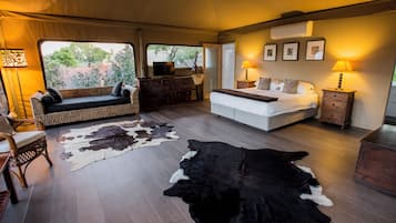 Deluxe tent (Children under 2 not permitted) | Luxe beddengoed, pillowtop-bedden, een kluis op de kamer