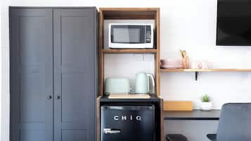 Fridge, microwave, coffee/tea maker, electric kettle