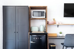 Refrigerador, microondas, cafetera/tetera, tetera/pava eléctrica