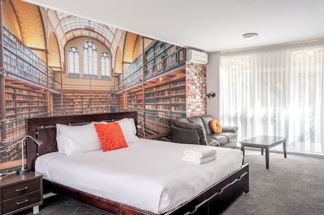 KING ROOM | Escritorio, tabla de planchar con plancha, cuna de viaje y wifi gratis. Lyndoch Motel