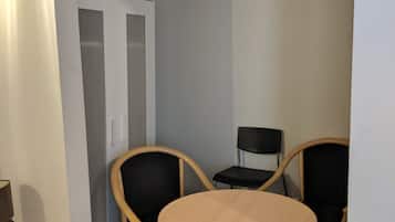 Budget Twin | In-room dining