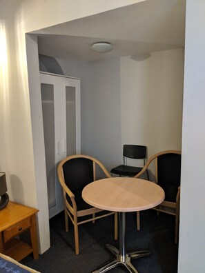 Værelse med 2 enkeltsenge - 2 dobbeltsenge | Spisning på værelset