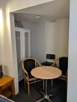 Quarto duplo, 2 camas de casal | Opções para refeição no quarto