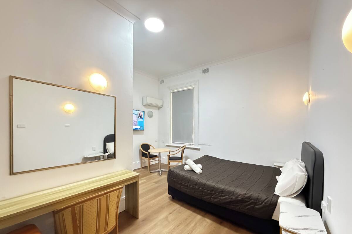 Budget Queen | Iron/ironing board, WiFi (free), bed sheets