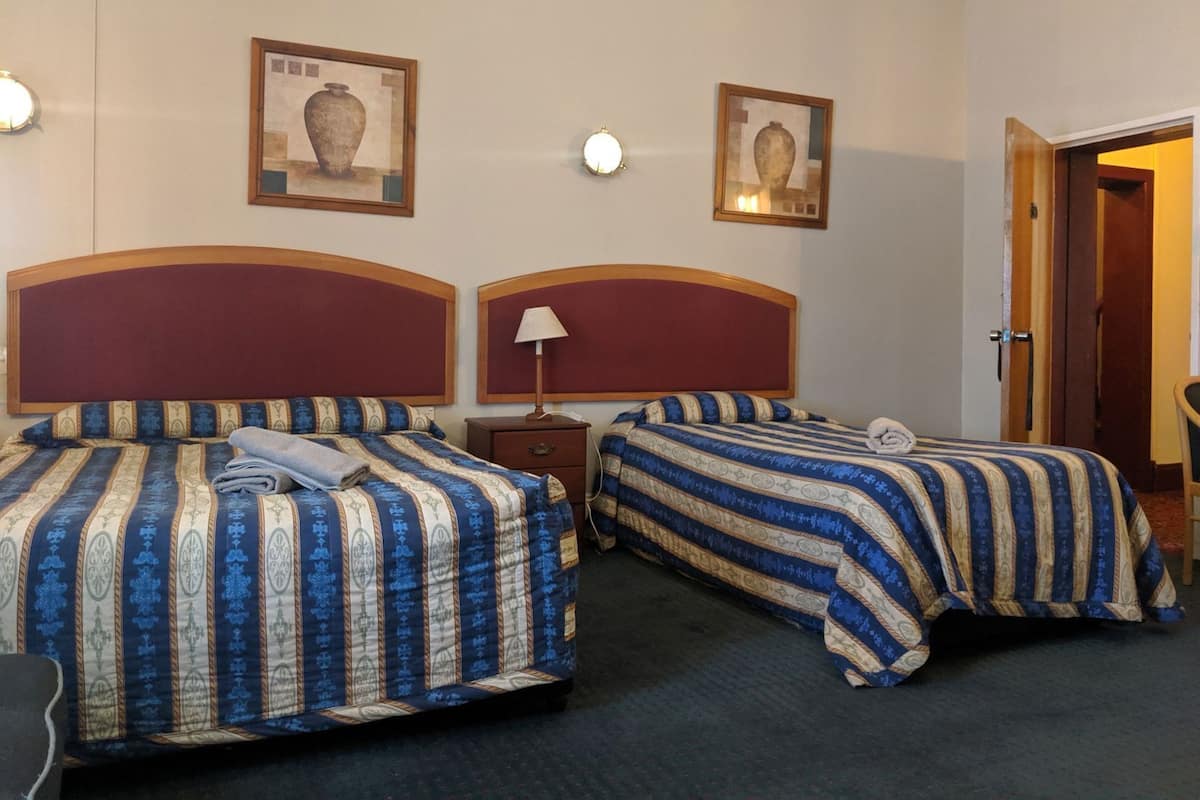 Fer et planche Ă repasser, accĂšs au Wi-Fi (inclus), literie fournie