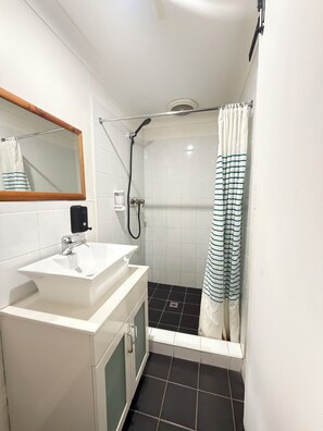 Shower, pancuran hujan, pengering rambut, dan handuk