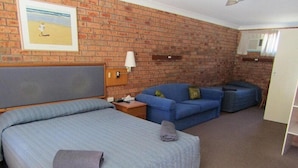 Blackout drapes, iron/ironing board, cribs (surcharge) - Beach Drive Motel (Batemans Bay)