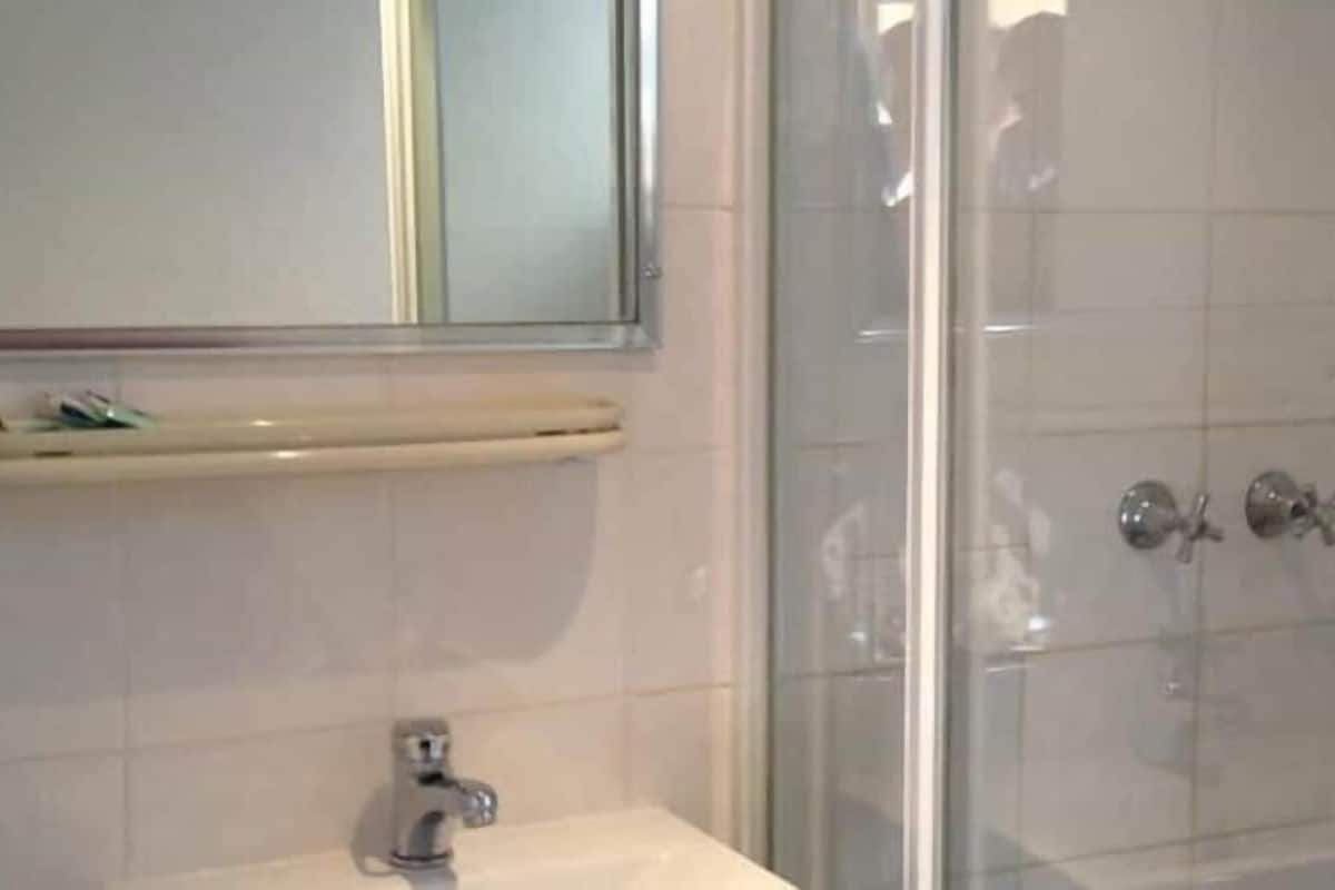 Standard Room, 2 Twin Beds | Bathroom | Hair dryer, towels