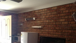 Coffee/tea maker, fridge, microwave - Beach Drive Motel (Batemans Bay)