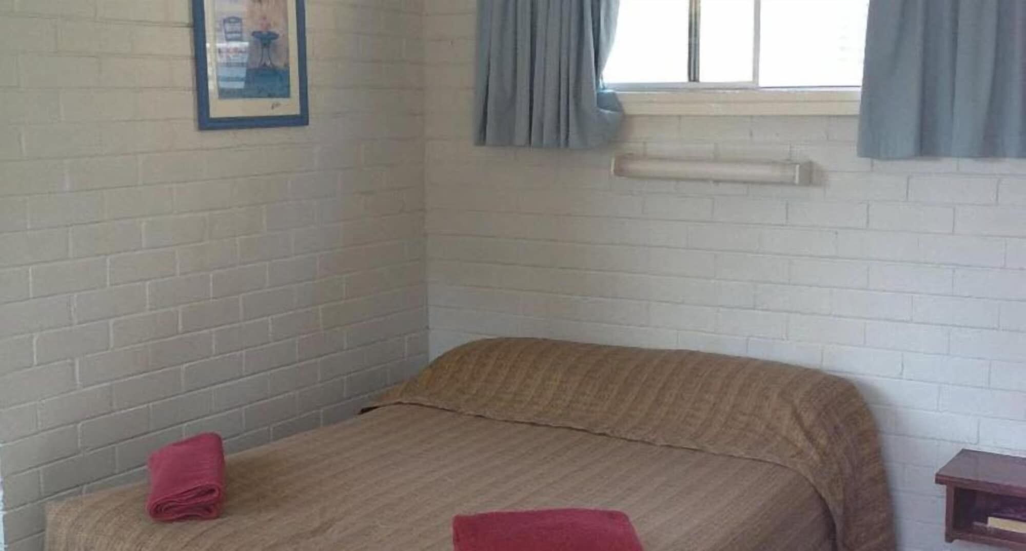 Standard Single Room, 1 Double Bed | Blackout drapes, iron/ironing board, cribs/infant beds, rollaway beds