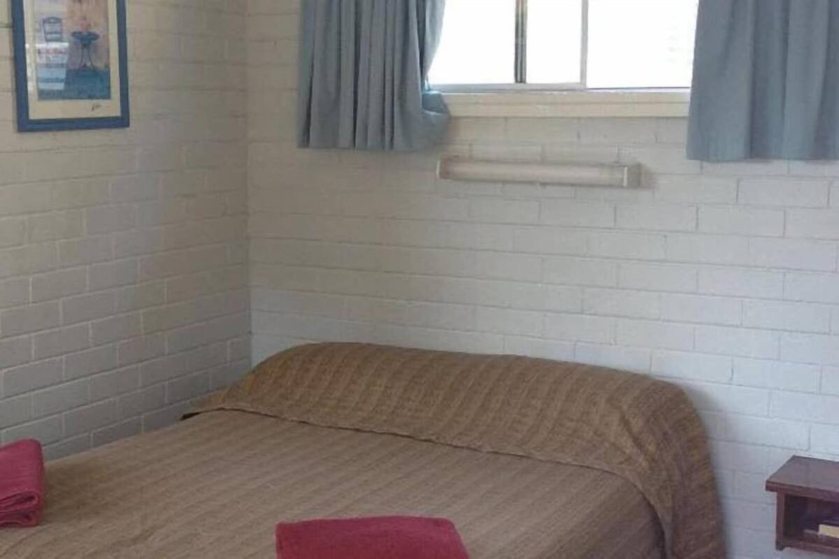 Habitación individual estándar, 1 cama doble | Cortinas opacas, tabla de planchar con plancha, cunas (de pago)