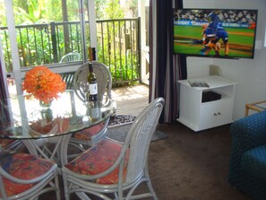 Deluxe Cottage, 2 Bedrooms, Garden View, Poolside | Living area | 40-inch Smart TV with satellite channels, TV, Netflix - Colonial House Motel (Kerikeri)