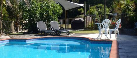 室外游泳池,08:00 至 22:00 开放,池畔遮阳伞,日光浴躺椅