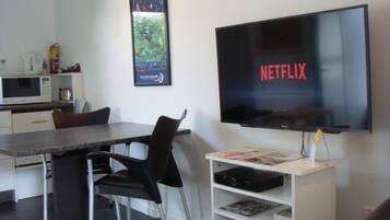 Executive Studio, Private Bathroom, Garden View | Living room