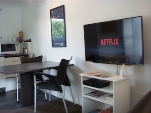 Studio exécutif, salle de bain privée, vue sur le jardin | Salle de séjour | Téléviseur connecté de 40 po avec télévision par satellite, téléviseur