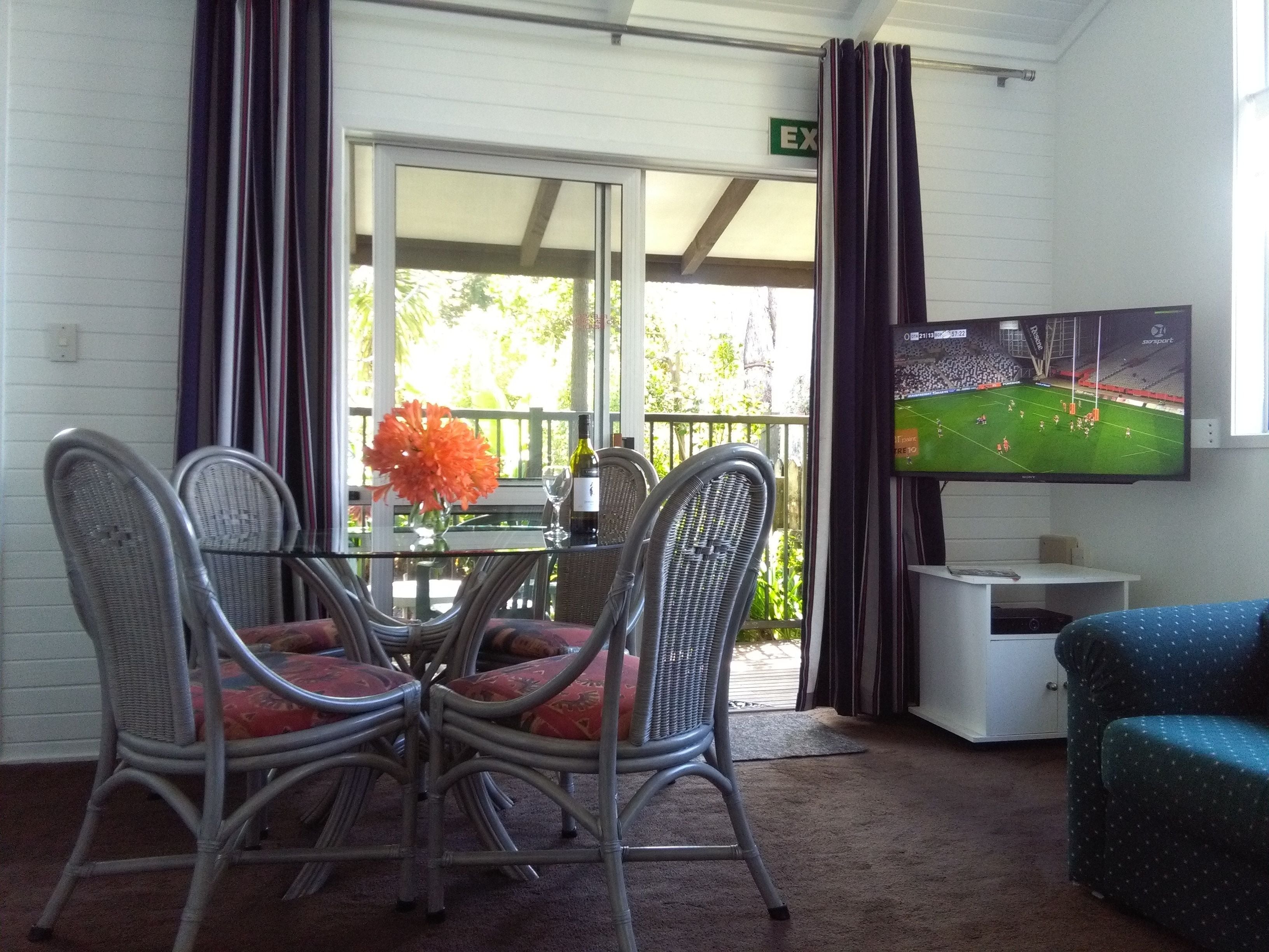 Deluxe Cottage, 2 Bedrooms, Garden View, Poolside | Living area