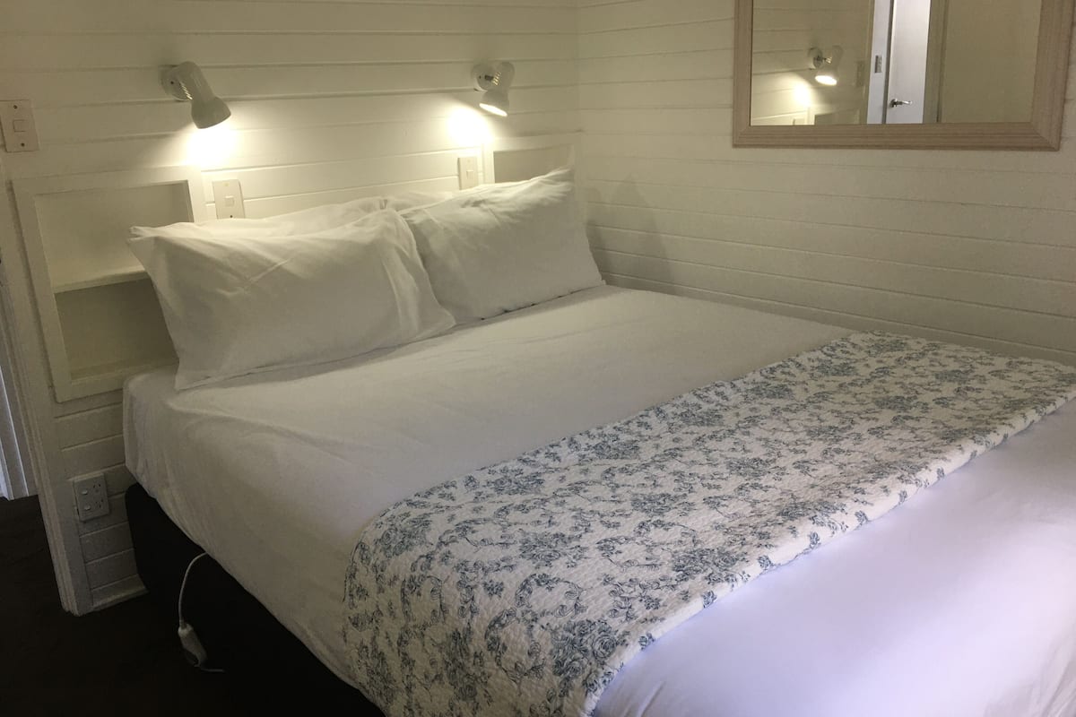 Deluxe Cottage, 2 Bedrooms, Garden View, Poolside | 1 bedroom, premium bedding, pillowtop beds, desk