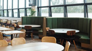 朝食、ランチ、ディナーに営業