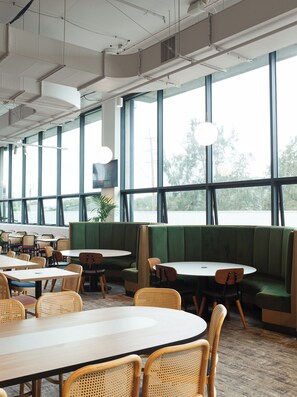 Breakfast, lunch, dinner served; alfresco dining - Galaxy Motel (West Gosford)