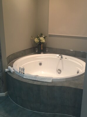 Luxury Freshwater Spa Studio | Private spa tub