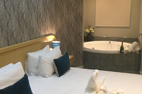 1 bedroom, premium bedding, desk, blackout curtains