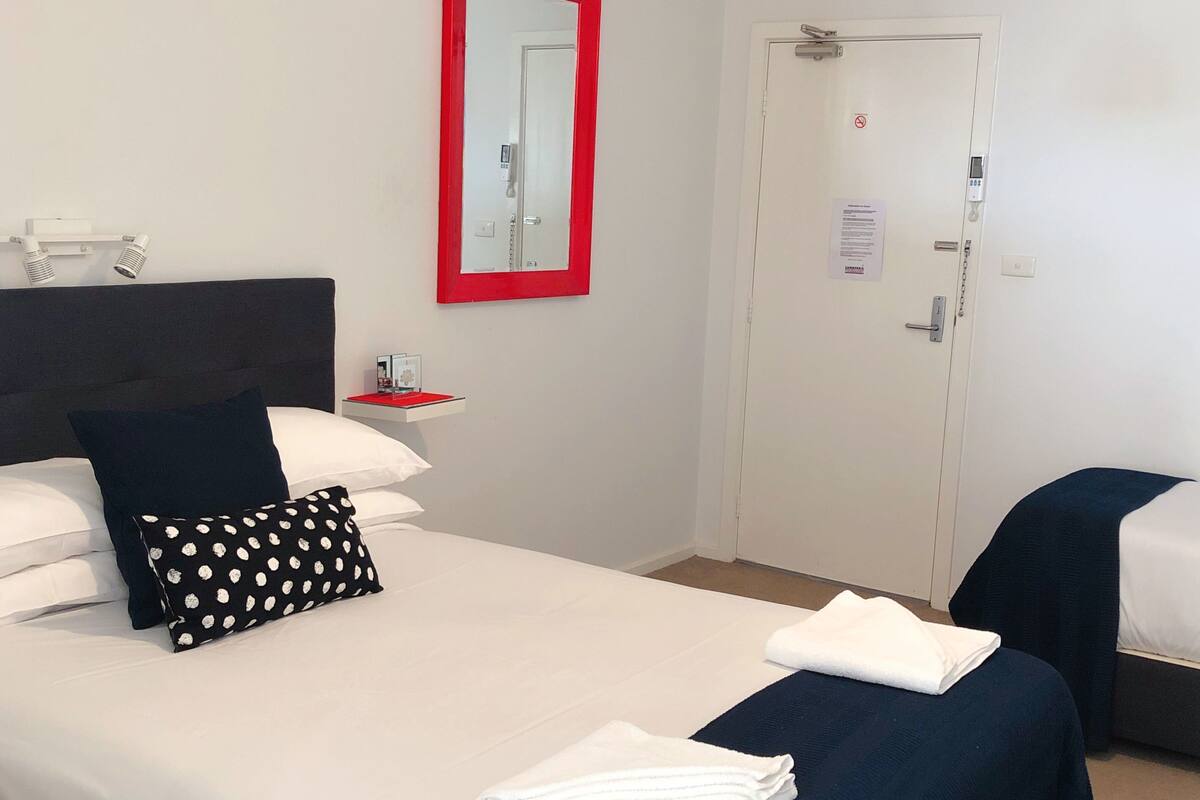 Premium Studio, Kitchenette | Individually decorated, iron/ironing board, bed sheets
