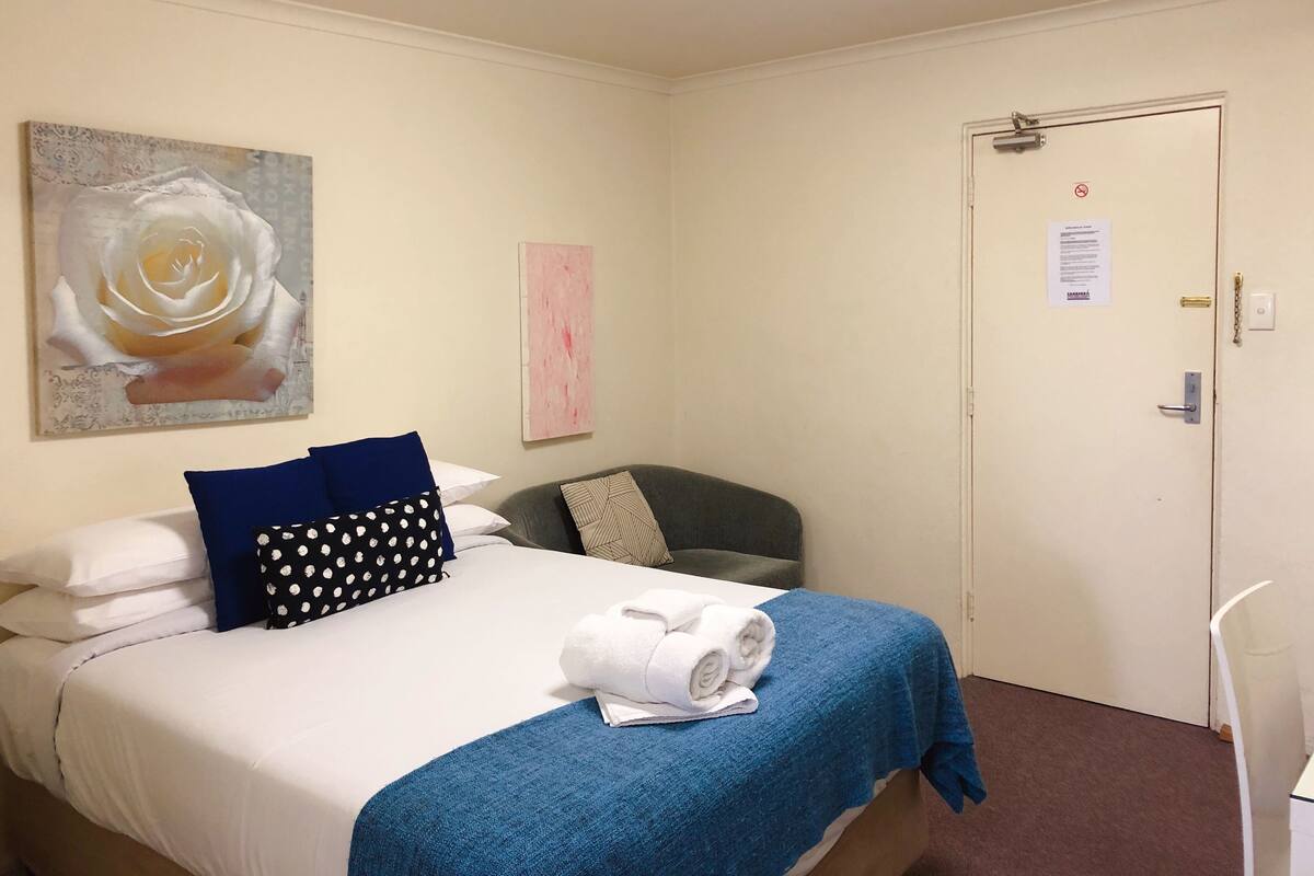 Standard Studio, 1 Double Bed | Individually decorated, iron/ironing board, bed sheets