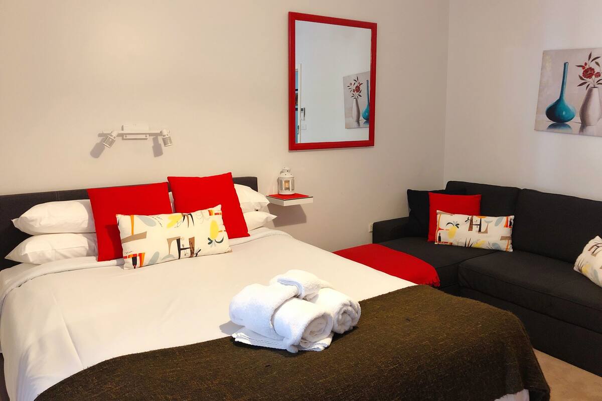 Premium Studio, 1 Queen Bed with Sofa bed, Kitchenette | Individually decorated, iron/ironing board, bed sheets