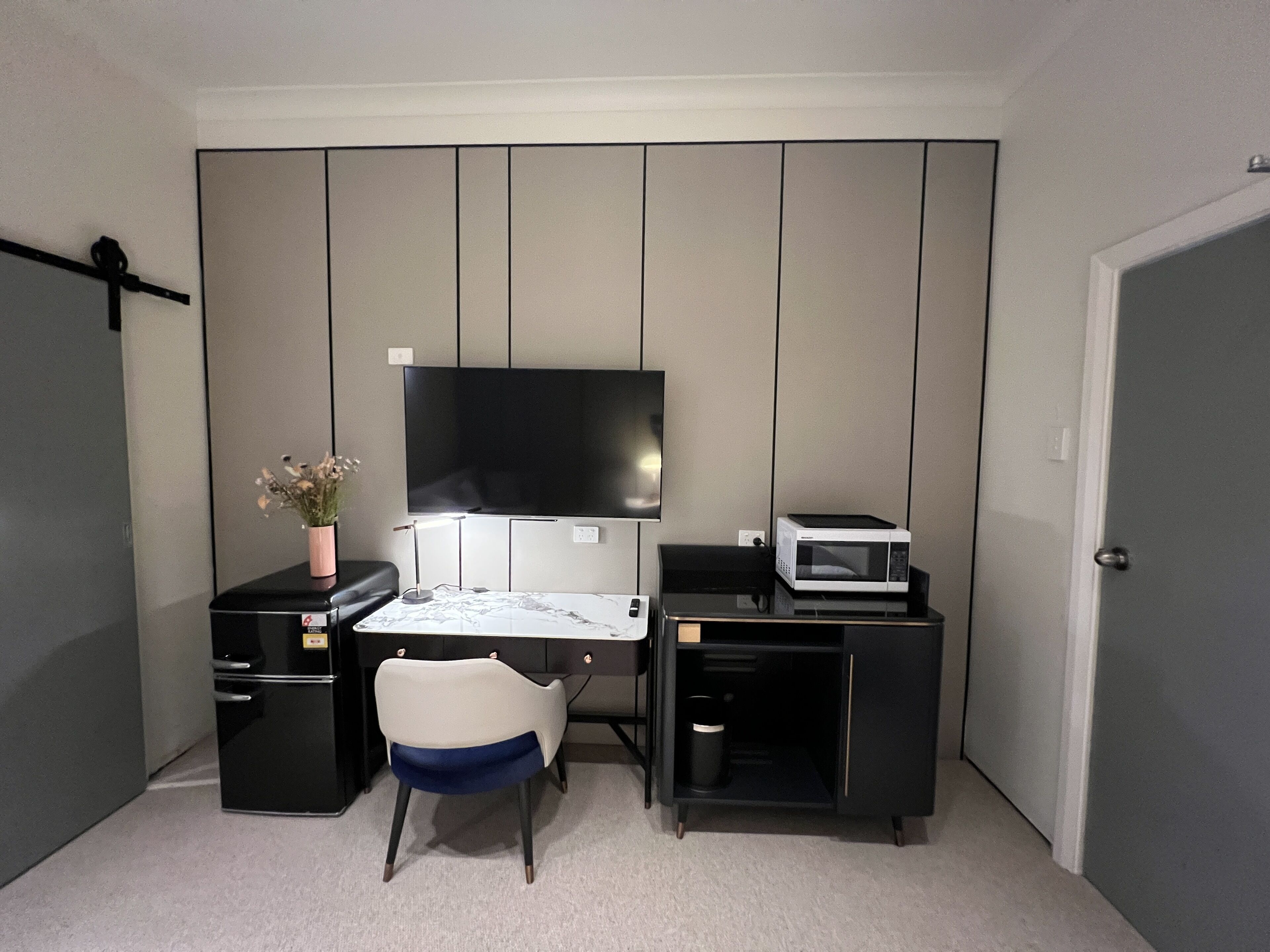 Deluxe-Suite | Wohnzimmer | 32-Zoll-Flachbildfernseher mit Kabelempfang, Fernseher