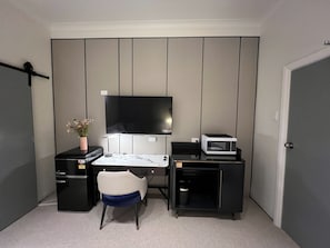 Deluxe Suite | Living room | 32-inch flat-screen TV with cable channels, TV