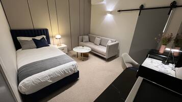 Deluxe Suite | Living room