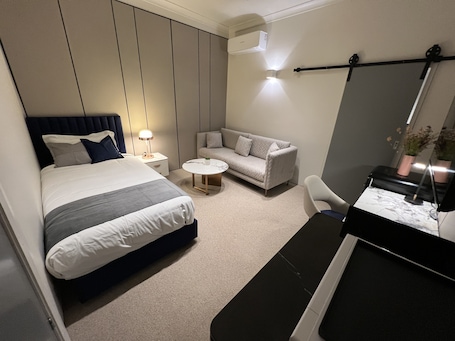 Deluxe Suite | Living room | 32-inch flat-screen TV with cable channels, TV