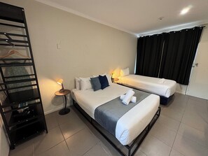 In-room safe, desk, iron/ironing board, free WiFi - Lismore City Motor Inn (Lismore)