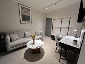 Habitació Deluxe | Sala d'estar | Televisor de pantalla plana de 32 polzades amb canals per cable 