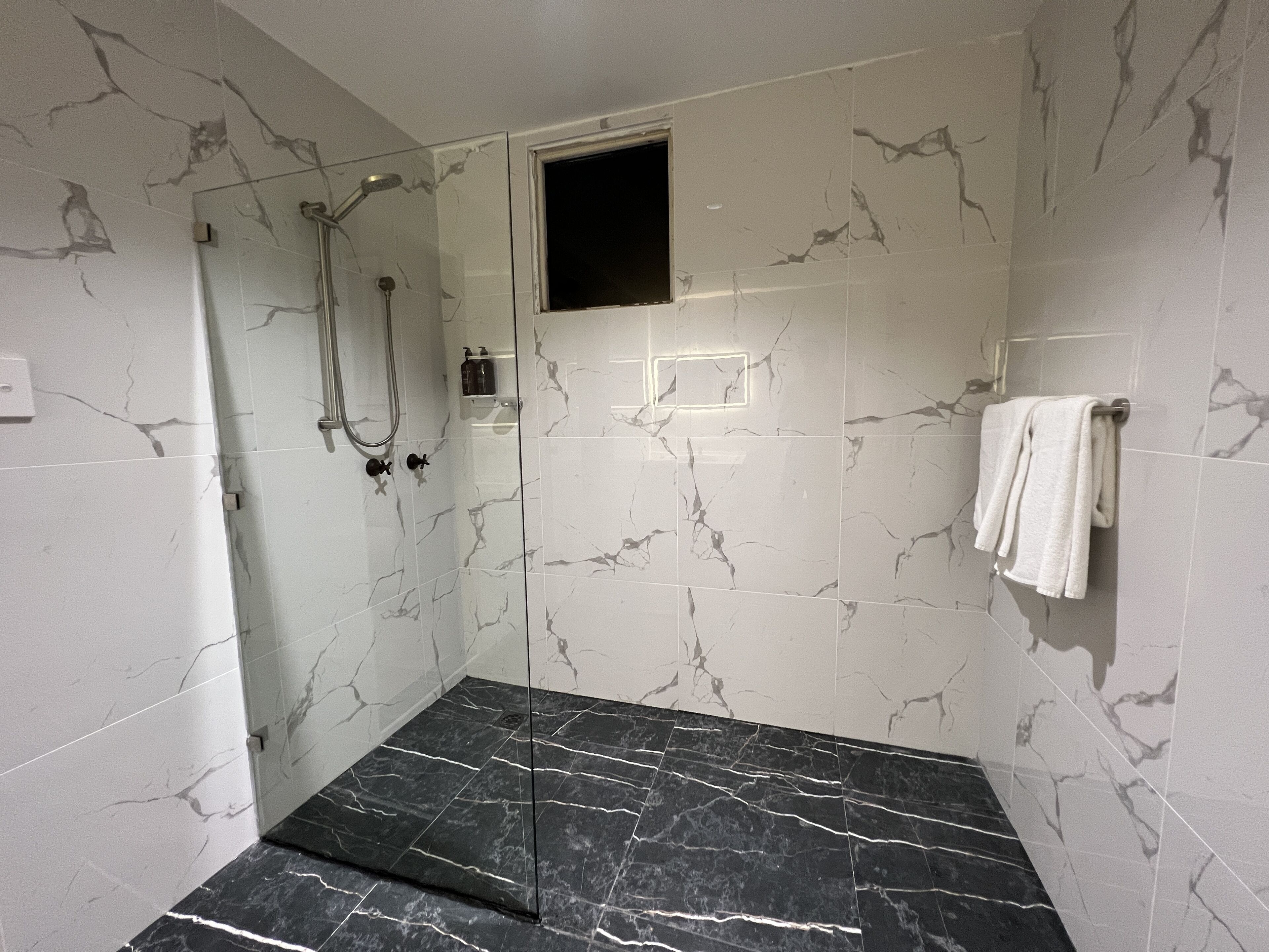 Deluxe Room | Bathroom | Shower, hair dryer, towels