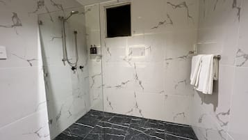 Deluxe Room | Bathroom | Shower, hair dryer, towels