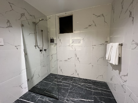 Deluxe Room | Bathroom | Shower, hair dryer, towels. Lismore City Motor Inn