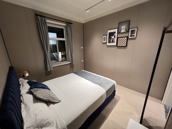 Deluxe Suite | In-room safe, desk, iron/ironing board, free WiFi