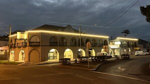 A motel with a brick facade, arched windows, and a sign indicating it is the Lismore City Motel. - Lismore City Motor Inn (Lismore)