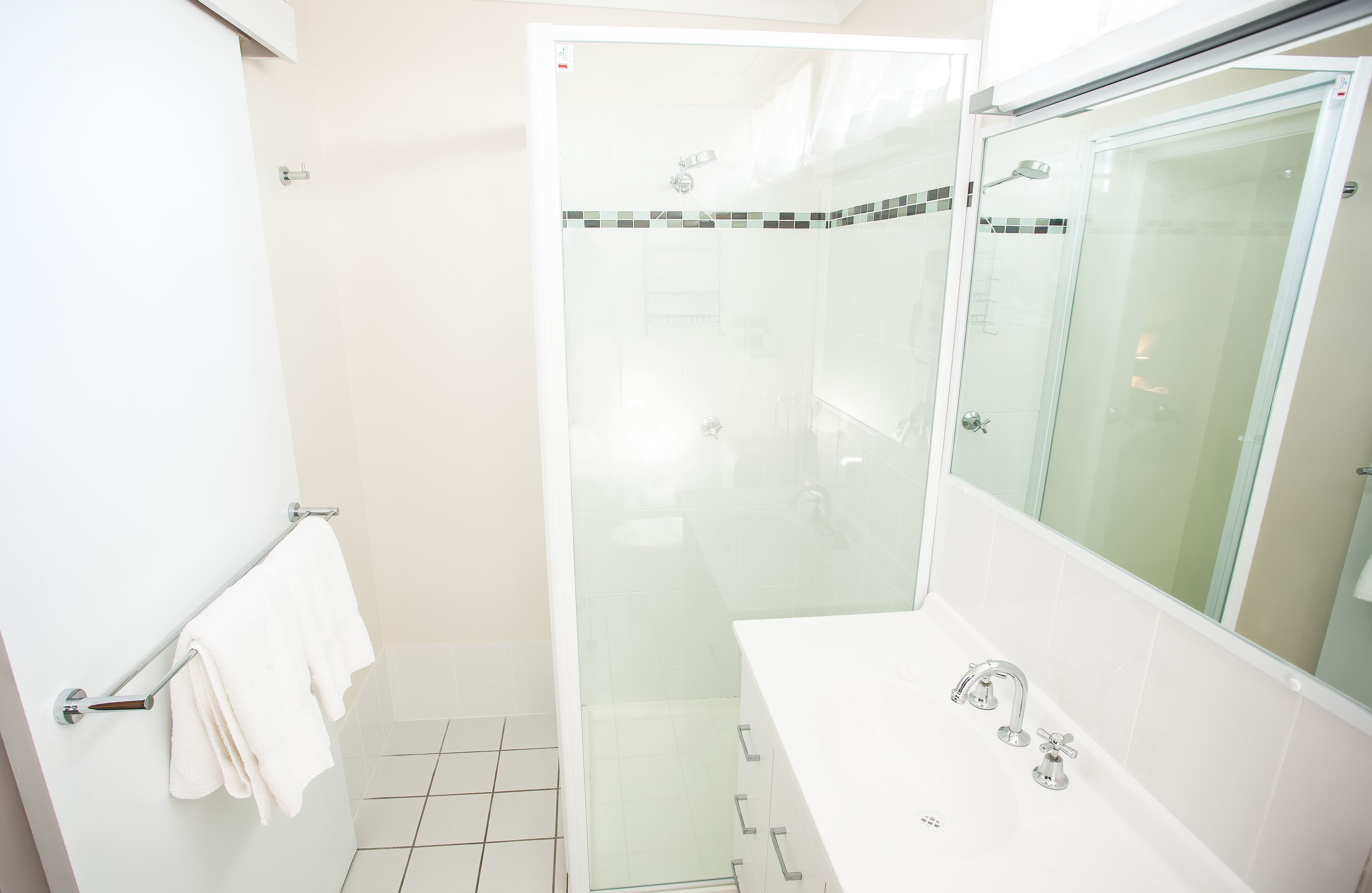 Douche, articles de toilette gratuits, sèche-cheveux