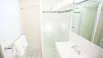 Douche, articles de toilette gratuits, sĂšche-cheveux