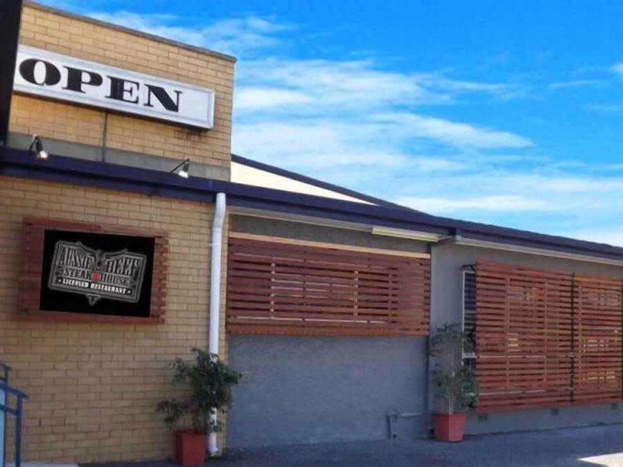 Edifici de maó amb un rètol que diu “OPEN” i el logotip d'