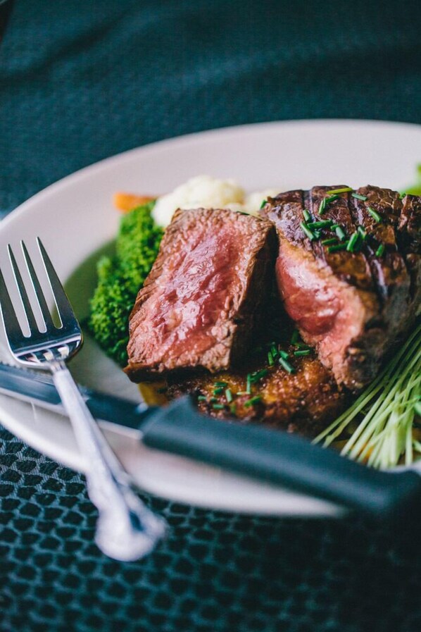 Une assiette contenant un steak, des brocolis et de la purée de pommes de terre.