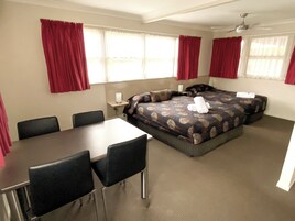 Una habitación de hotel con cama, escritorio y sillas.