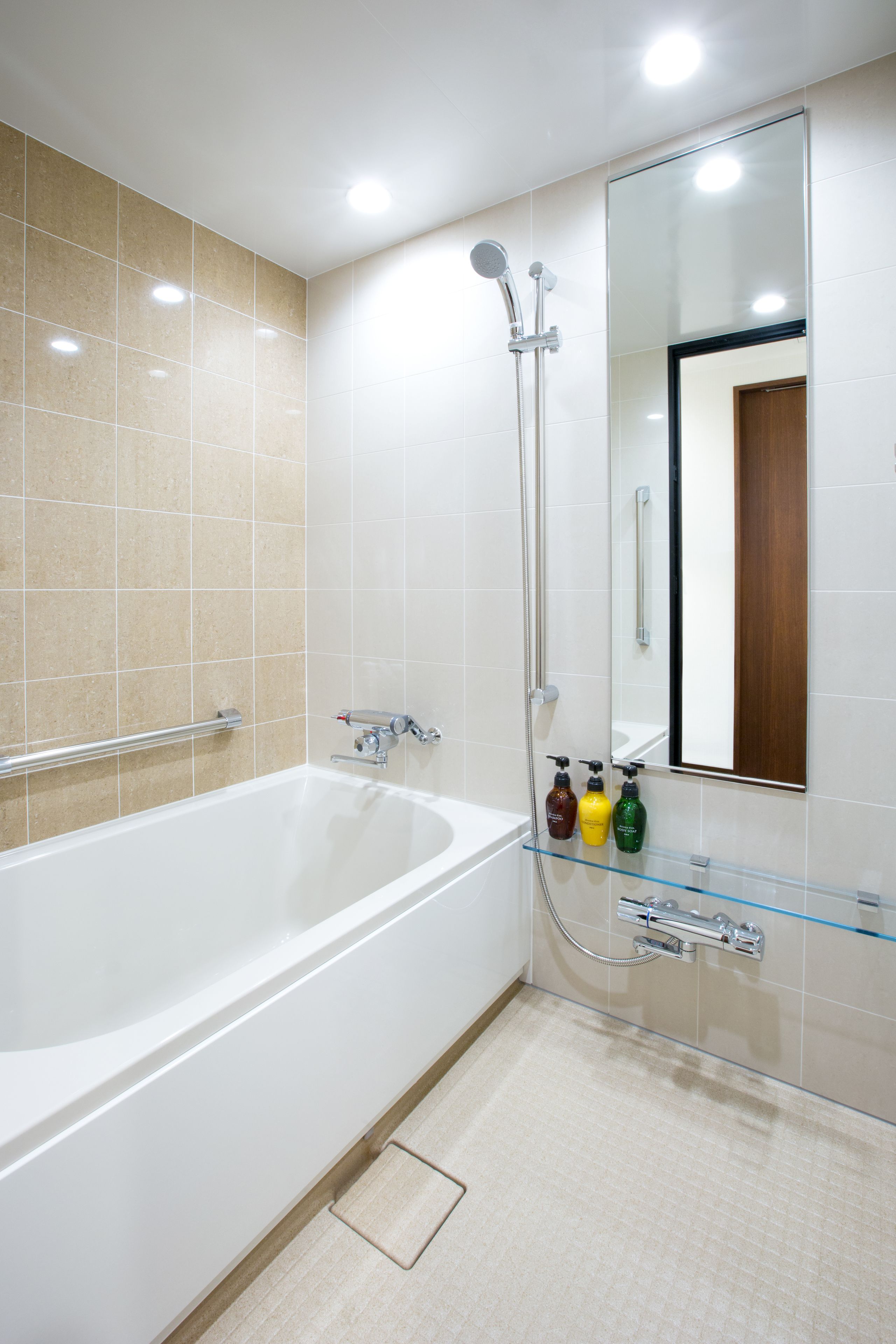 double room, double bed non smoking (near shinjuku, ikebukuro, ueno)  | bathroom amenities | combined shower/bathtub, free toiletries, hair dryer, slippers