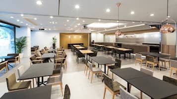 2 間餐廳;供應早餐、午餐、晚餐;日本菜
