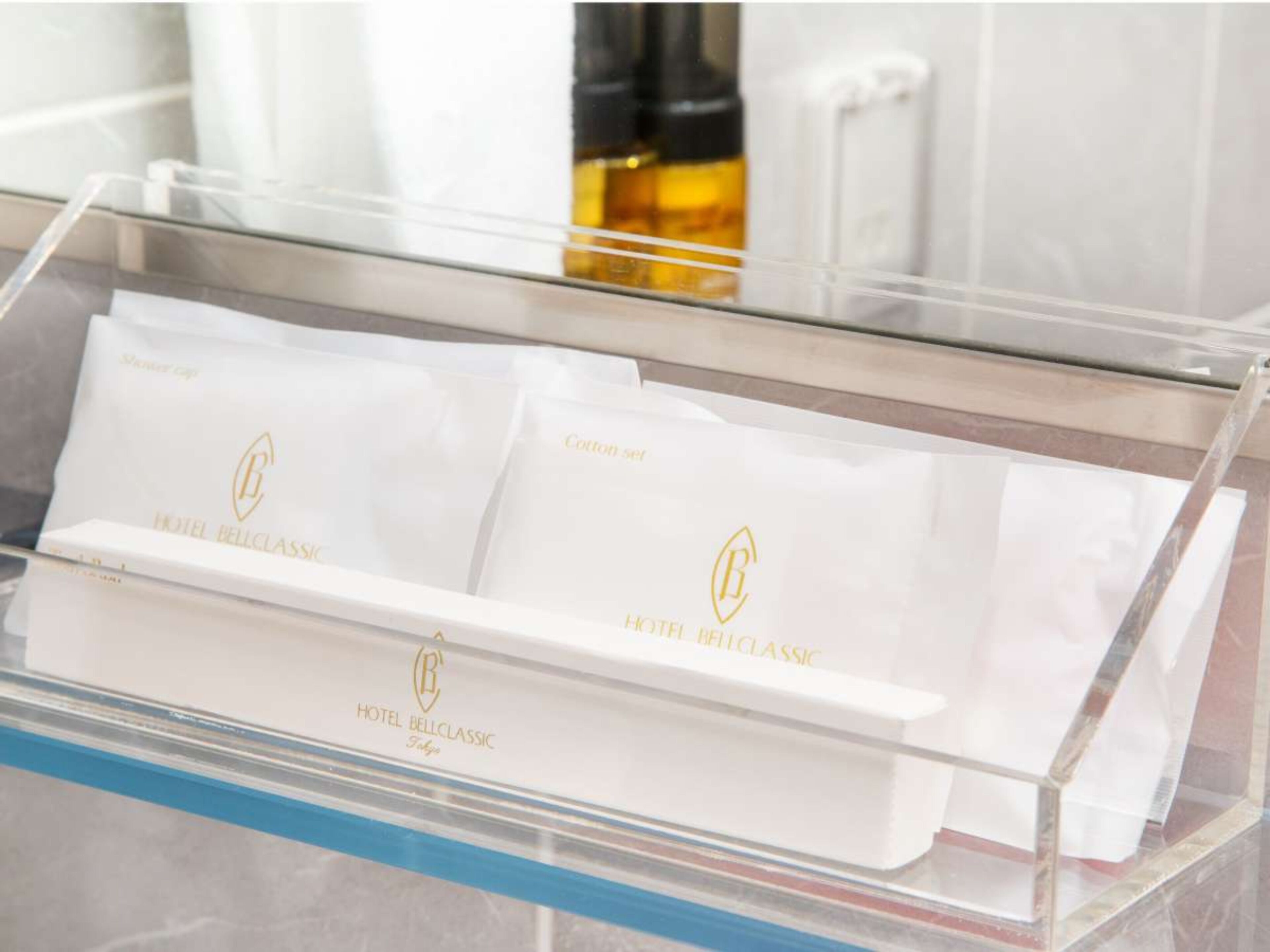 combined shower/bathtub, free toiletries, hair dryer, slippers