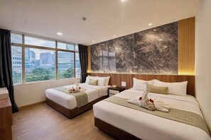 Habitación cuádruple familiar, 2 camas de matrimonio, vistas a la ciudad | Ropa de cama de alta calidad, colchones Select Comfort, escritorio