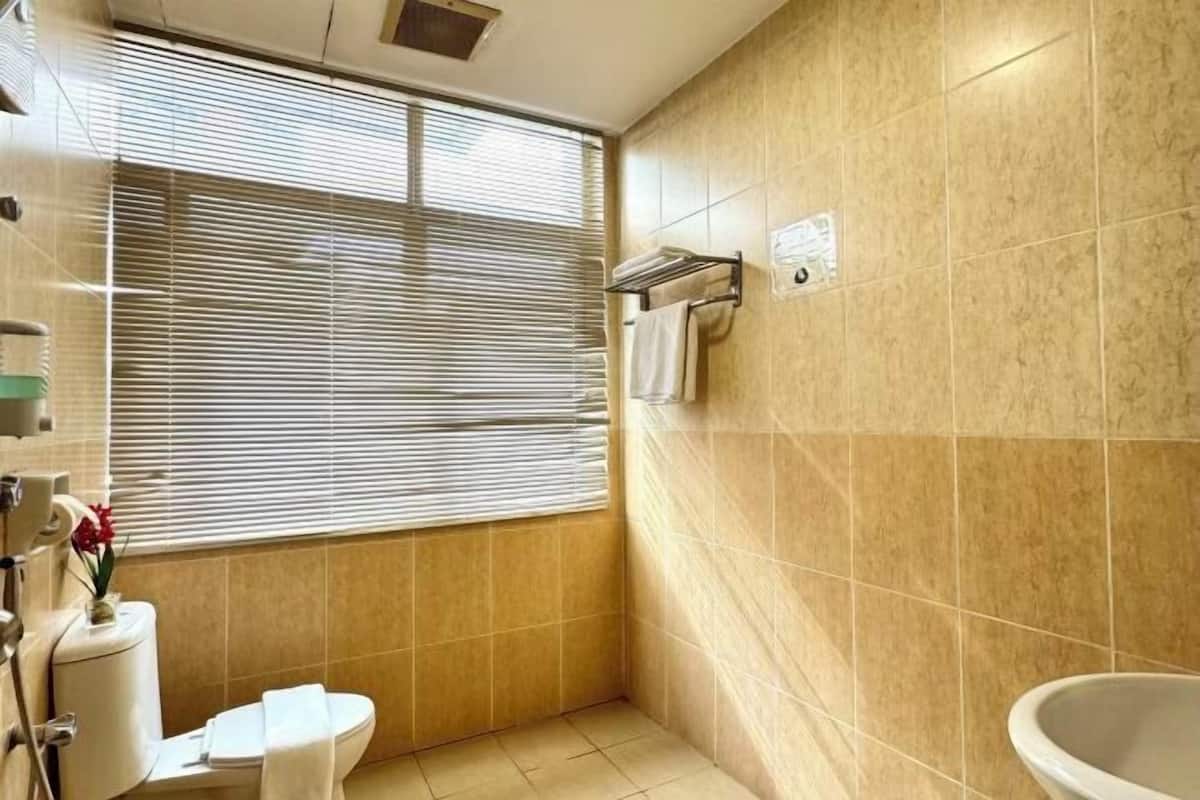 Bathroom | Shower, rainfall showerhead, free toiletries, bidet